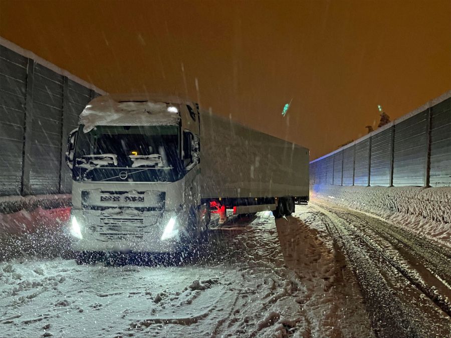 Lastwagen kommt auf A2 in Emmen ins Rutschen.