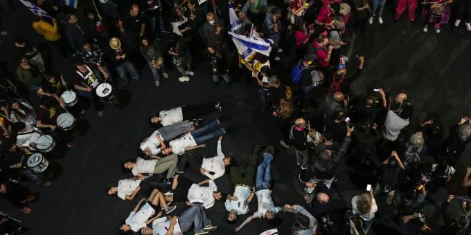 Israelis in Tel Aviv demonstrieren für ein Geisel-Abkommen. Israelis in Tel Aviv demonstrieren für ein Geisel-Abkommen.