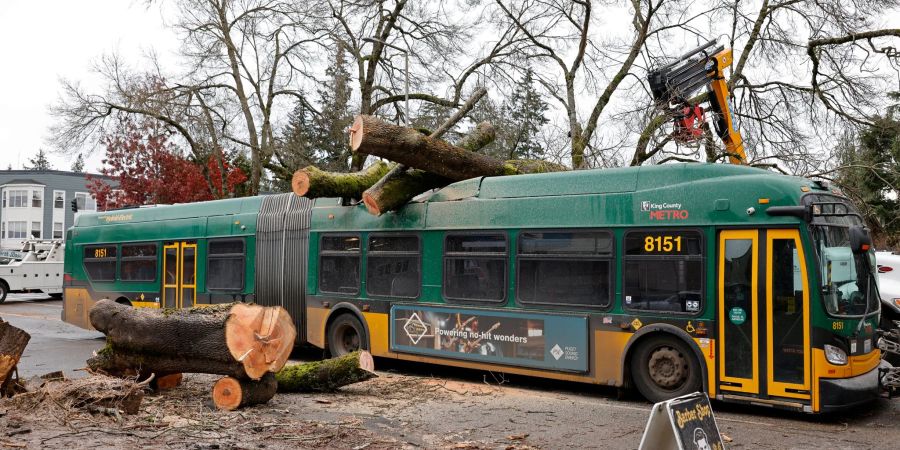 Ein heftiger Wintersturm sorgt an der US-Westküste für Chaos.