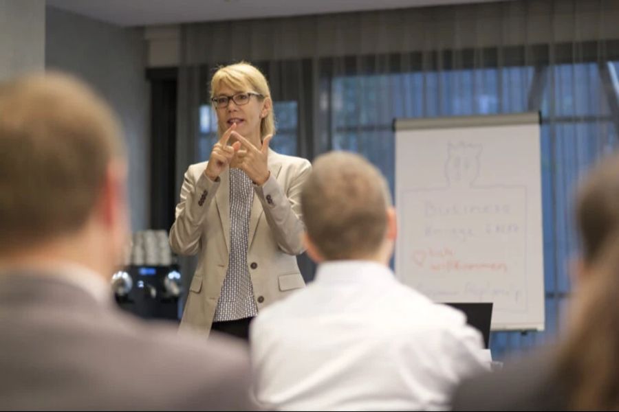 Knigge-Expertin Susanne Abplanalp sagt: «Es zeugt von Wertschätzung gegenüber dem Gastland, wenn die Begrüssung, Danke, Bitte und einige Sätze in der Landessprache gesprochen werden.»