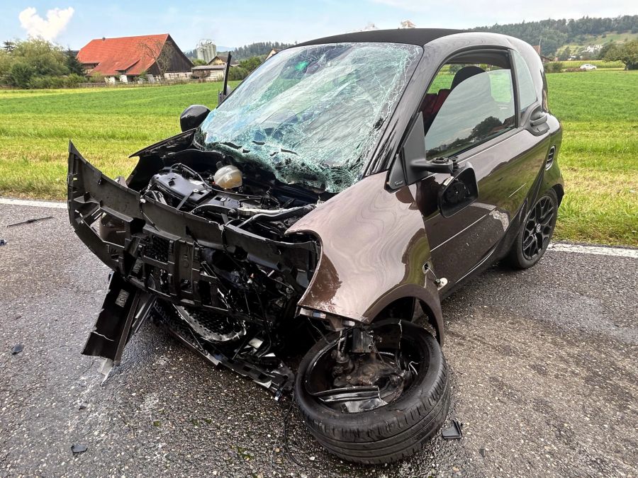 Der Smart-Fahrer wurde mittelschwer verletzt.