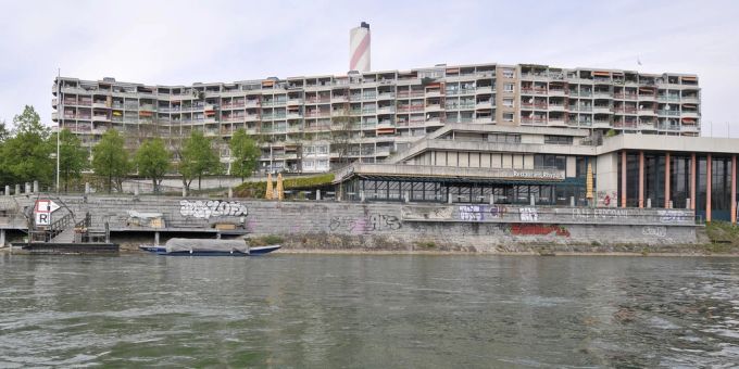 Blick von der Fähre auf dem Rhein auf die Wohnsiedlung und das Restaurant Rhypark in Basel. Rhypark