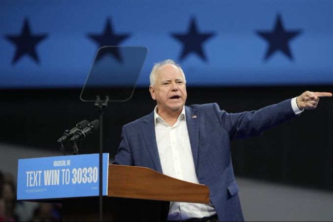 Tim Walz teilt nach dem McDonald's-Auftritt gegen Donald Trump aus. tim walz wahlkampf