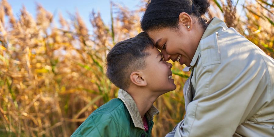 Frau mit Sohn in der Natur