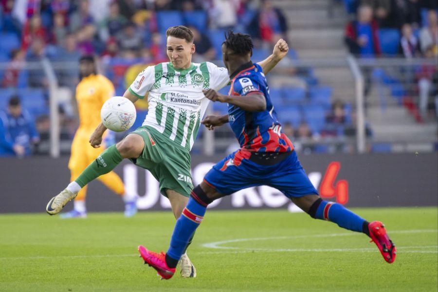 Konrad Faber (l.) vom FC St.Gallen im Duell mit FCB-Angreifer Benie Traore.