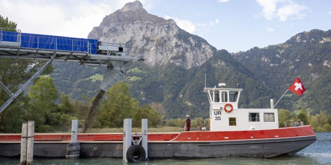 SCHWEIZ URNERSEE SEESCHUETTUNG