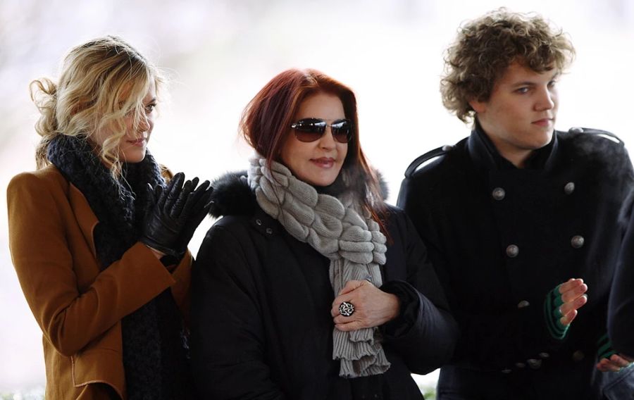 Benjamin Keough (rechts) mit seiner Grossmutter, Prescilla Presley (Mitte) und Schwester Riley (links), im Jahr 2010.