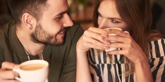 Mann und Frau trinken Kaffee