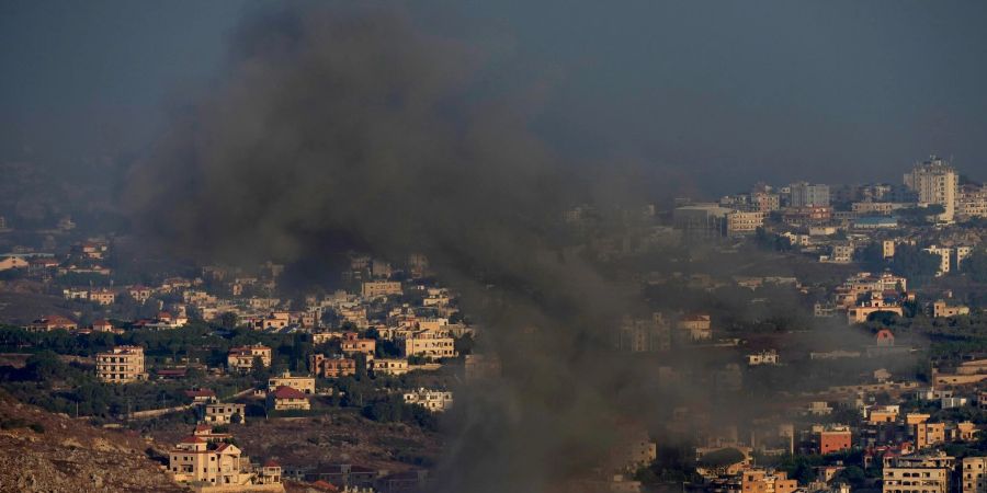 Rauch steigt auf nach israelischen Angriffen im Süden des Libanons