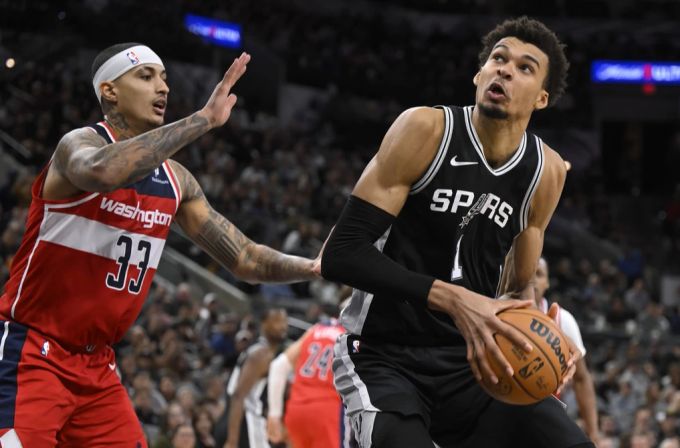 Victor Wembanyama (r) gelingen in der NBA gegen die Washington Wizards 50 Punkte. NBA Victor Wembanyama