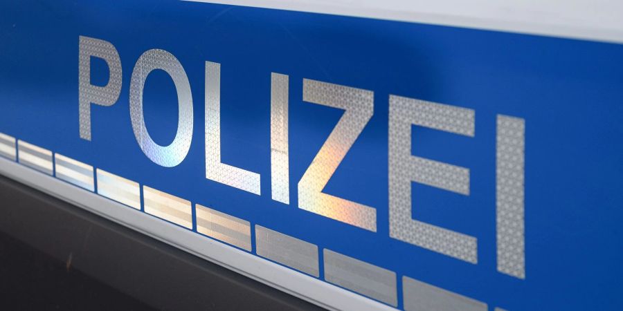 Am Dienstagmorgen drangen Einsatzkräfte in ein Haus in Falkensee ein, dessen Adresse im Impressum des Magazins genannt wird.