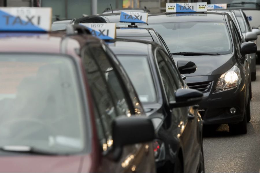 Eine Fahrt vom Stadtzentrum zum Flughafen kostet so teilweise nur 15 Franken. Bei einem normalen Taxi würde man bis zu 60 Stutz zahlen.