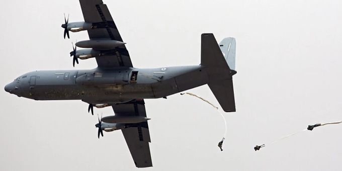 Eine Hercules-Transportmaschine des Typs C-130J der Israelischen Luftwaffe. Ein typengleiches Flugzeug der dänischen Luftwaffe wird diese Woche im Simmental zu einer Übung erwartet. (Archivbild) Eine Hercules-Transportmaschine des Typs C-130J der Israelischen Luftwaffe. Ein typengleiches Flugzeug der dänischen Luftwaffe wird diese Woche im Simmental zu einer Übung erwartet. (Archivbild)