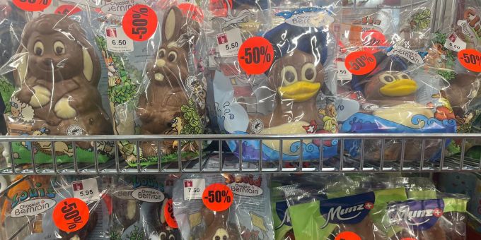 Nach Ostern versuchen Schweizer Grossverteiler, die übrig gebliebenen Schoggi-Osterhasen durch Preisreduktionen doch noch zu verkaufen. ostern