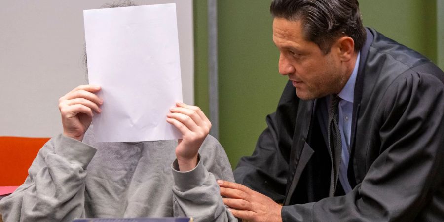 Die Staatsanwaltschaft wirft dem Angeklagten Mord und versuchte, schwere Brandstiftung vor.