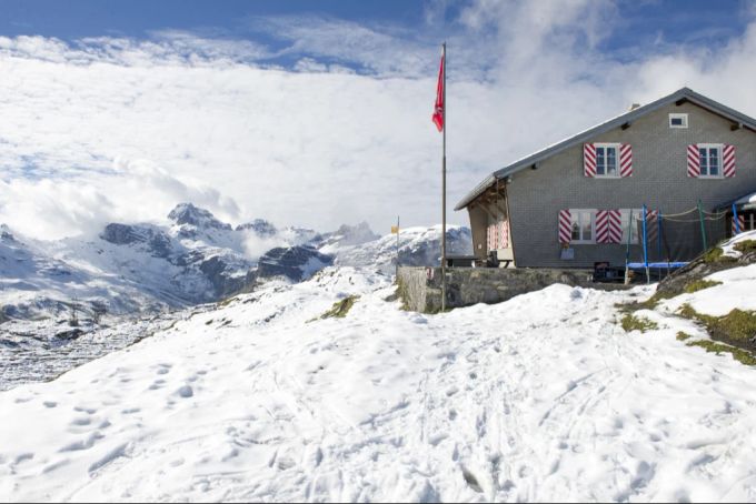 Eine Schutzhütte bietet Schutz vor der Witterung im Outdoor. Schutzhütte