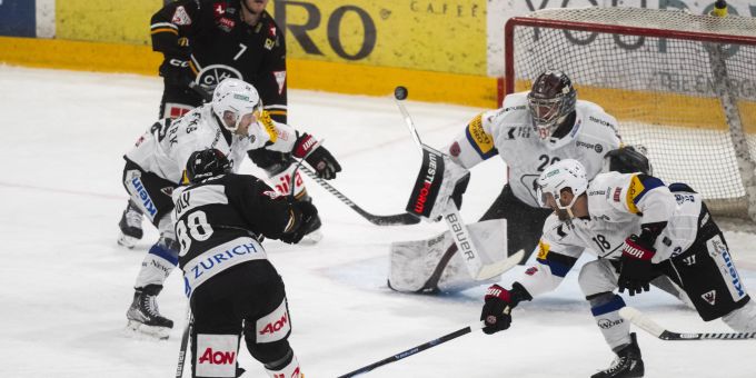 Michael Joly (HC Lugano) schiesst auf das Tor von Fribourg Gottéron. (KEYSTONE/Ti-Press/Alessandro Crinari) HC Lugano Fribourg Gottéron