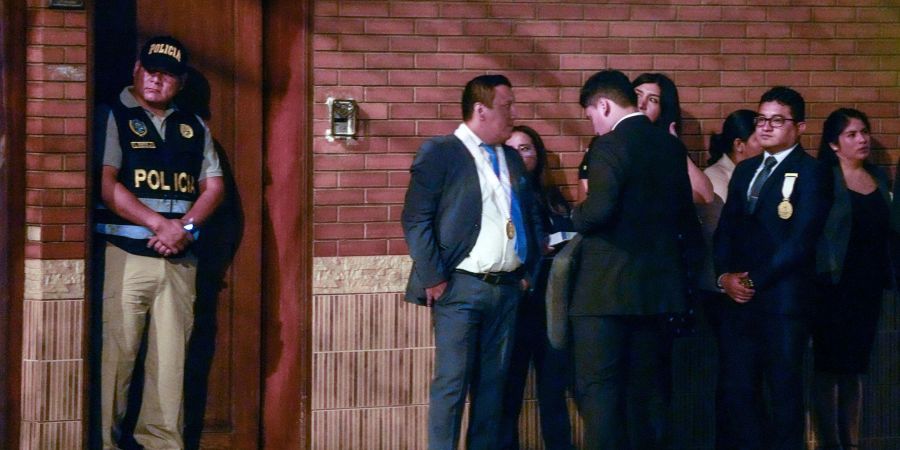 Polizisten und Staatsanwälte vor dem Haus der peruanischen Präsidentin Boluarte während einer Hausdurchsuchung, bei der Rolex-Uhren wegen mutmasslicher illegaler Bereicherung beschlagnahmt werden.