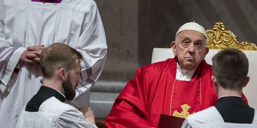 Papst Franziskus leitet die Passionsliturgie am Karfreitag im Petersdom. Foto: Domenico Stinellis/AP/dpa