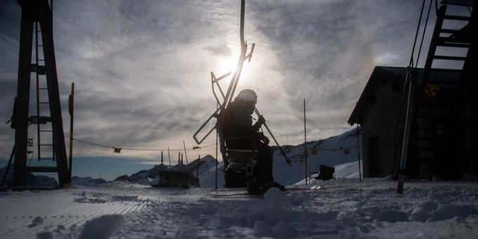 In den Alpen gibt es je nach Region Sonne oder Schneefall. zermatt sessel