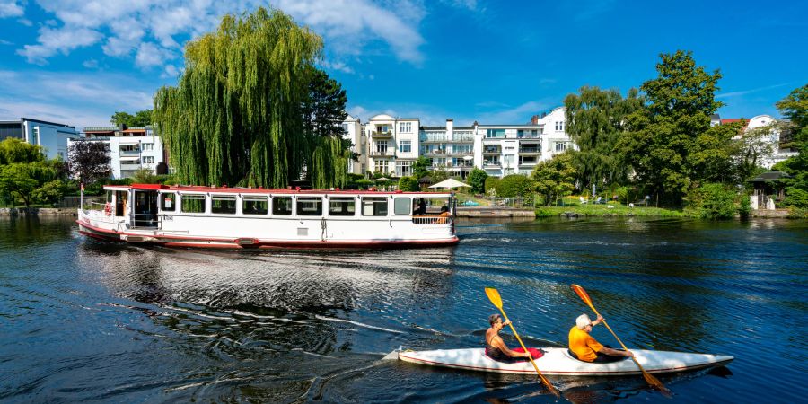 Hamburg Alster, Boot und Kanufahrer.