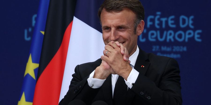 Emmanuel Macron nach seiner Rede auf dem Dresdener Neumarkt vor der Frauenkirche.