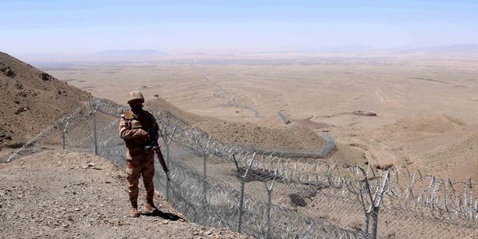 Ein pakistanischer Soldat steht an der Grenze zu Afghanistan, in der die pakistanischen Taliban aktiv sind, Wache. pakistan afghanistan taliban