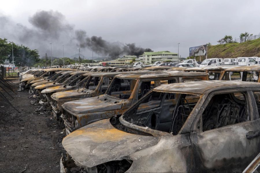 Ausgebrannte Autos: Bei den Unruhen werden immer wieder Feuer gelegt.