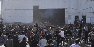 «Horden Hungriger» - Gaza: Tote bei Sturm auf UN-Lager mit Hilfsgütern «Horden Hungriger» - Gaza: Tote bei Sturm auf UN-Lager mit Hilfsgütern