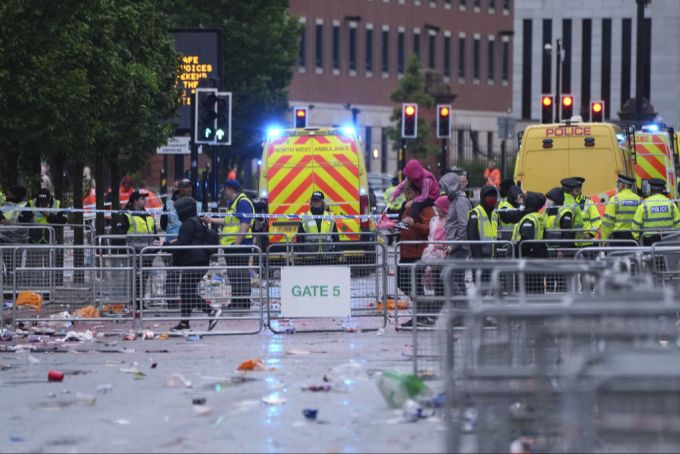 Bei der Polizei gingen den Angaben zufolge kurz nach 18.00 Uhr Ortszeit (19.00 Uhr MESZ) Berichte über einen Unfall ein. Liverpool