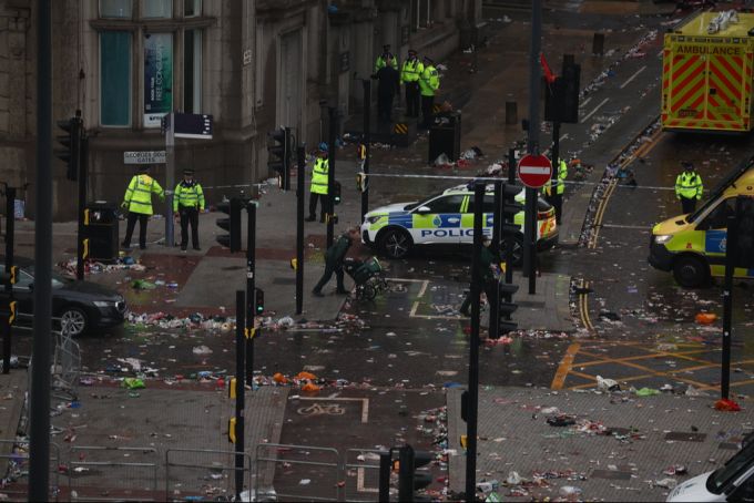 Der Fahrer des Unfallautos wurde von der Polizei festgenommen. Es handelt sich um einen weissen Briten. Liverpool