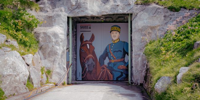 Seit 2024 prangt zum 150. Geburtstag von Henri Guisan sein Abbild am Eingangstor des Festungsmuseums Sasso San Gottardo. Sasso San Gottardo