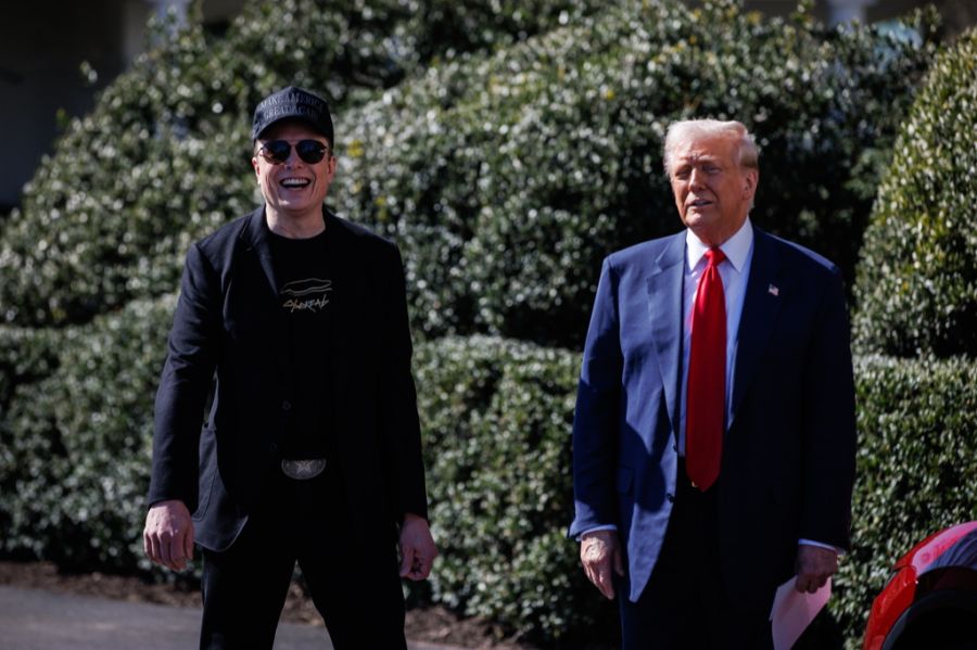 US-Präsident Donald Trump (rechts) und der aus Südafrika stammende Tech-Milliardär Elon Musk sprachen zuletzt immer wieder von einem mutmasslichen «Genozid» an Weissen.