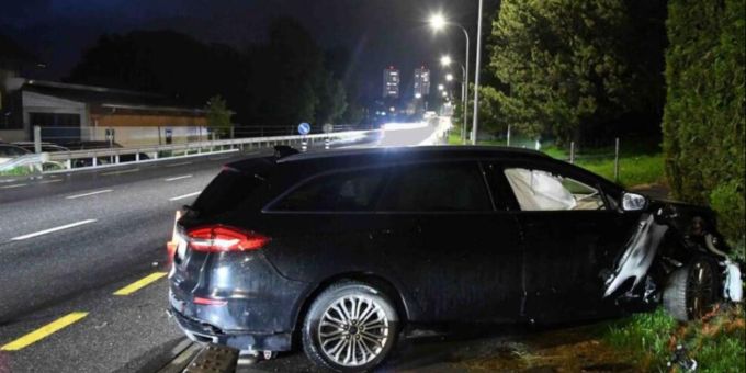 Ein Lenker ist am Donnerstagabend bei einem Selbstunfall leicht verletzt worden. Chur