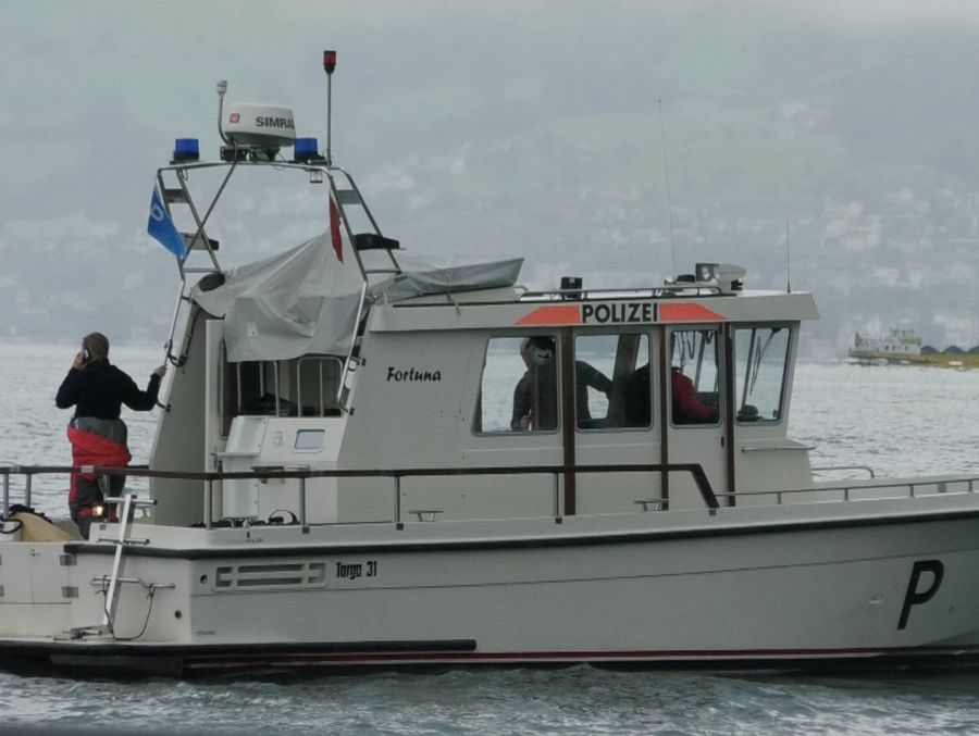 Auch die Polizei ist am auf dem See am Einsatz beteiligt.