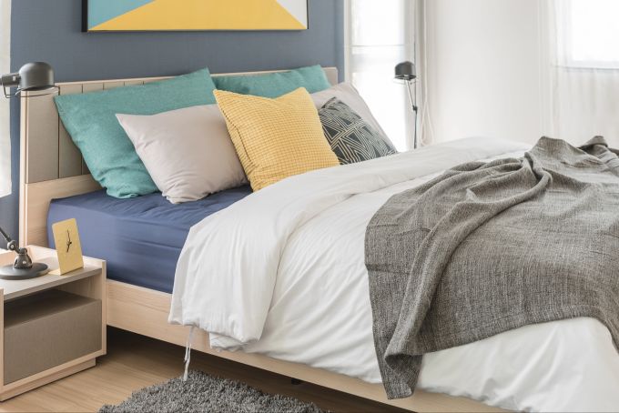 Schon kleine Veränderungen, etwa neue Materialien oder Farben, bringen Frische ins Schlafzimmer. Schlafzimmerbett
