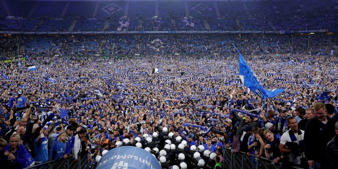 Tausende von Fans feierten den Aufstieg des HSV auf dem Rasen. HSV