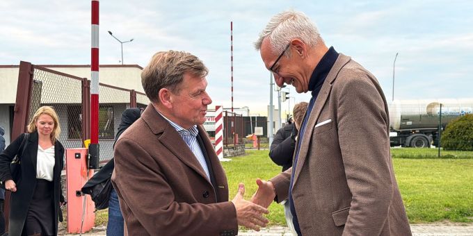 Der neue Aussenminister Wadephul (l.) wurde an der Grenze vom deutschen Botschafter in der Ukraine, Martin Jäger, begrüsst. wadephul