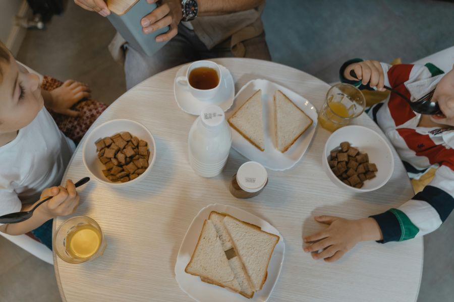 Für Ernährungsexpertinnen ist klar: Zum essen zwingen sollte man Kinder nicht, sauber ausputzen ist jedoch Pflicht.