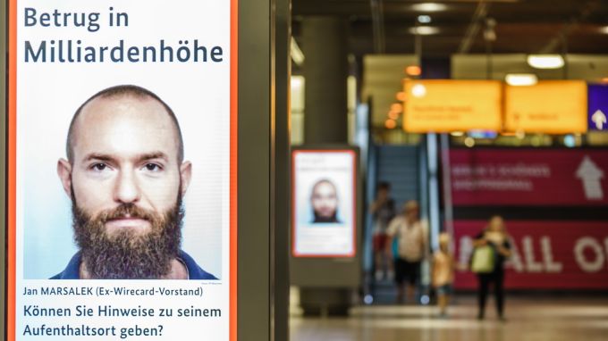 Seit 2020 wird nach Jan Marsalek gefahndet – bisher ohne Erfolg. Solange kann der Ex-Wirecard-Vorstand nicht verurteilt werden. verurteilt marsalek