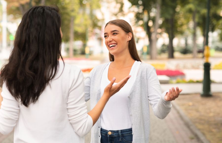 Zwei Frauen unterhalten und freuen sich