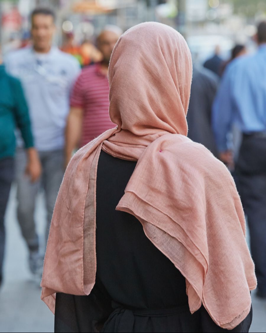 Laut dem Genfer Restaurants sind jegliche Kopfbedeckungen verboten – so auch Schleier. (Symbolbild)