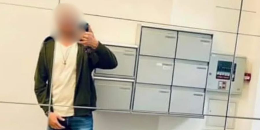 Dabei benutzt der wegen vorsätzlicher Tötung, Vergewaltigung und sexueller Nötigung verurteilte Mann einen falschen Namen.