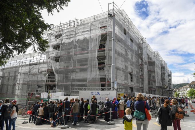 Das Anstehen um eine Wohnung ist in Zürich keine Seltenheit mehr. (Archivbild) Schlange vor Neubauten