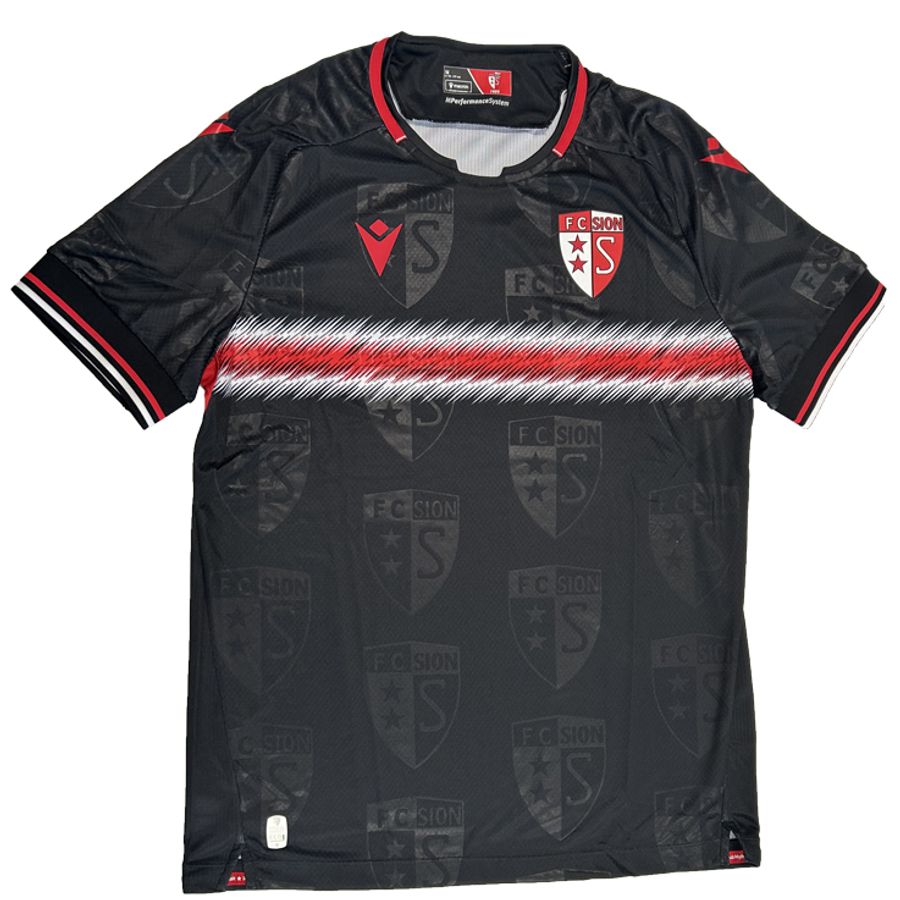 Ein Hingucker ist das Ausweich-Shirt: Schwarz mit sublimiertem Klub-Logo und einem rot-weissen Glitch-Brustring.