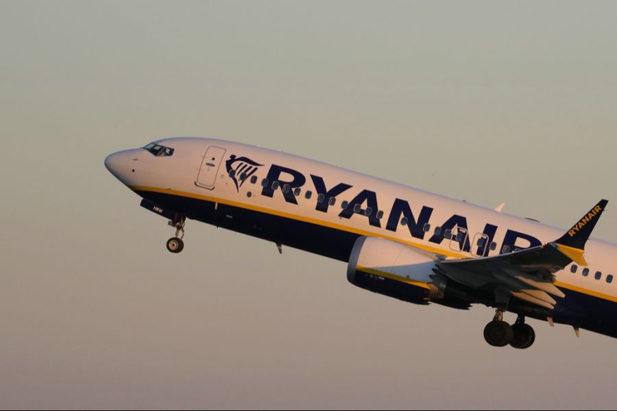 Ryanair und Easyjet verbieten neu die Mitnahme von heissen Getränken in die Kabine.