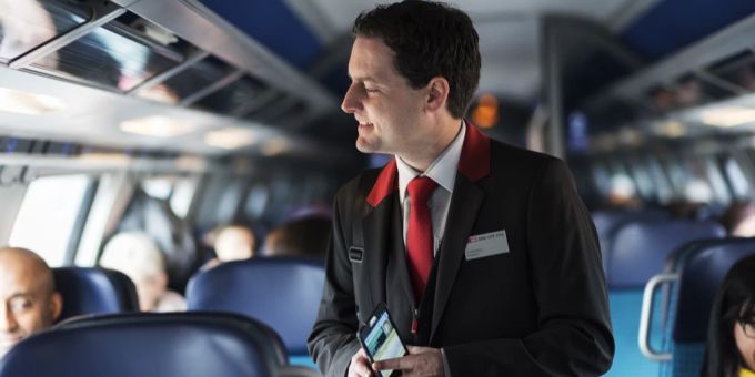 Kontrolleurinnen und Kontrolleure überraschen manche Passagiere mit Kulanz. SBB