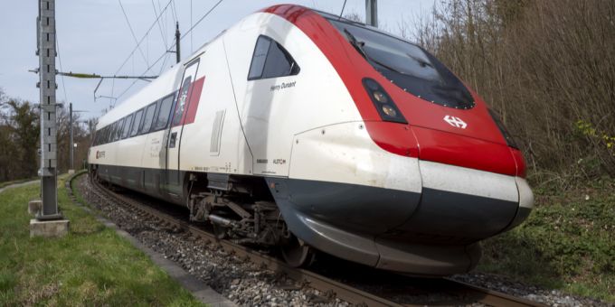 Wegen massiver Verspätungen bei Zügen aus Deutschland, haben die SBB nun Massnahmen ergriffen. (Symbolbild) Zug SBB Gleise