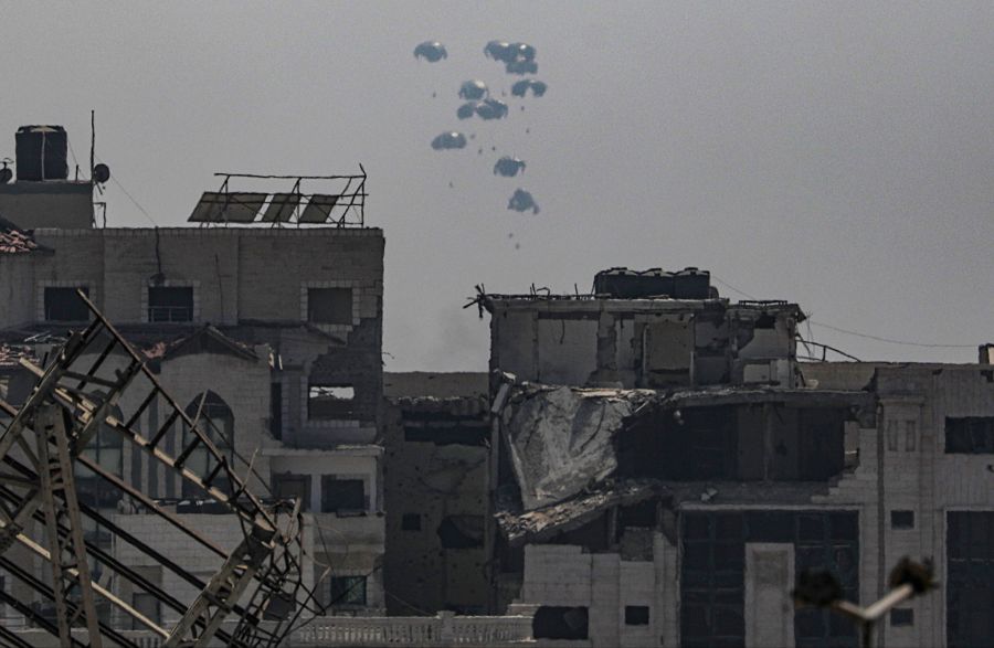 Humanitäre Hilfspakete werden im Gazastreifen verteilt – auch Deutschland und Jordanien wollen sich nun an der Hilfe beteiligen.