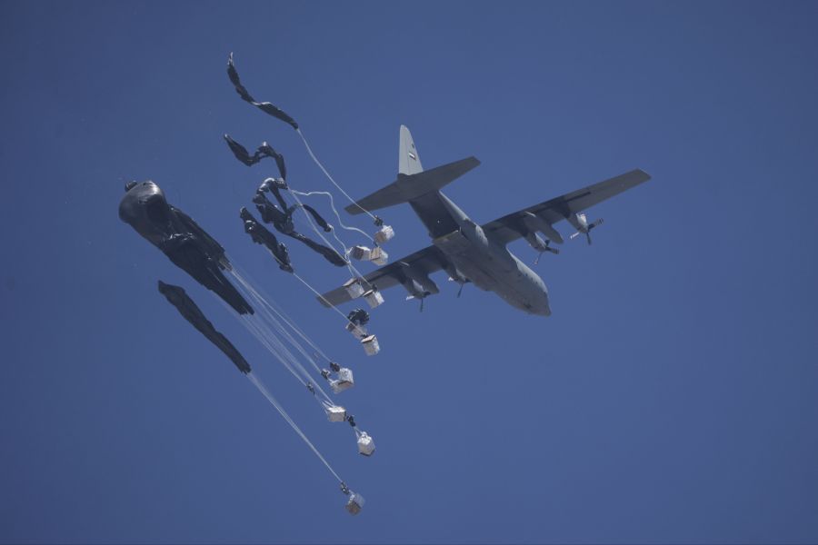 Aus einem Flugzeug werden im Israel-Gaza-Krieg Hilfsgüter auf den Gazastreifen abgeworfen – eine sehr teure Aktion.